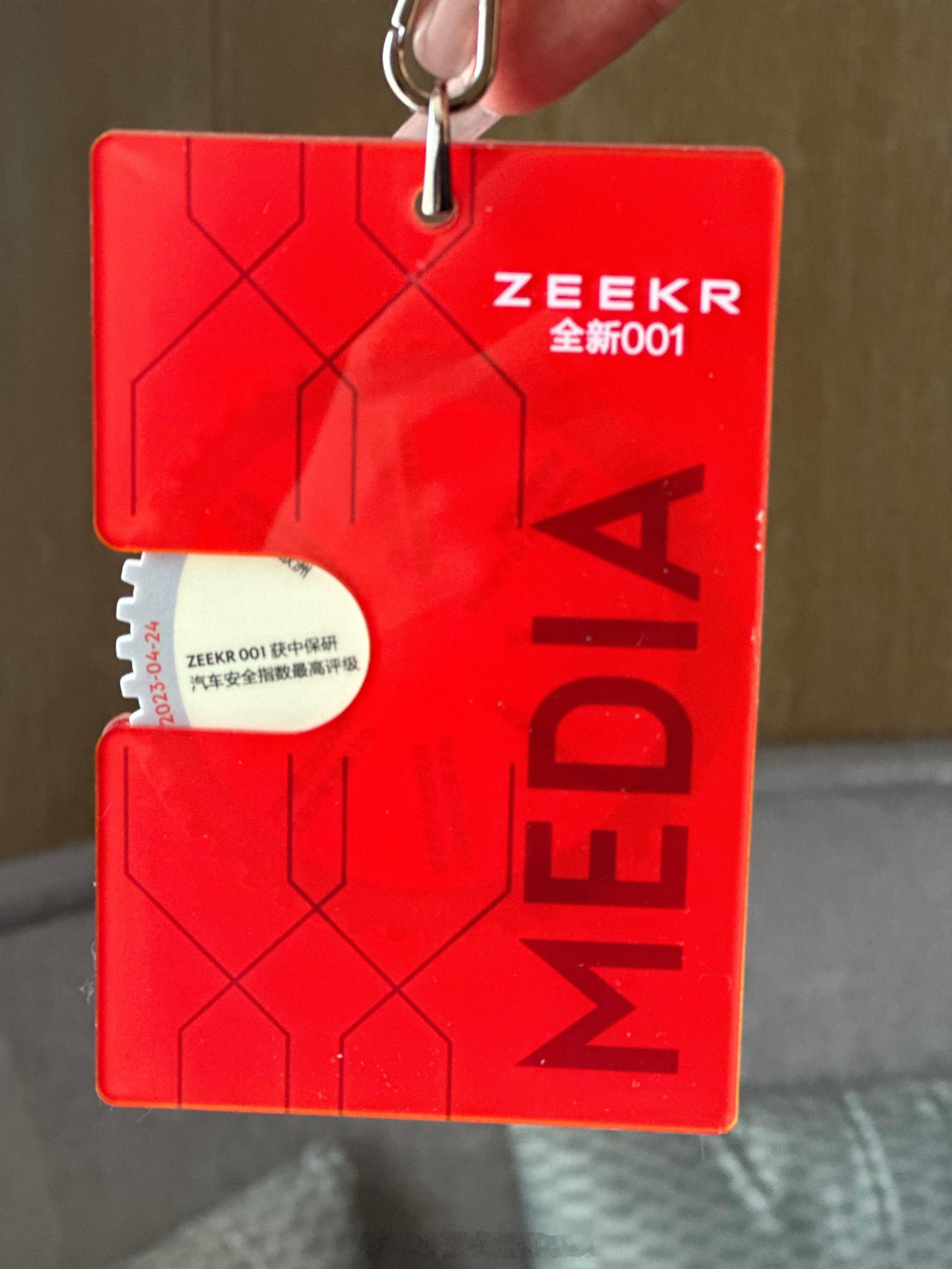 我们能从细节看出一个公司做事儿的态度，一个小小的媒体证，有的英文拼错了，而有的每