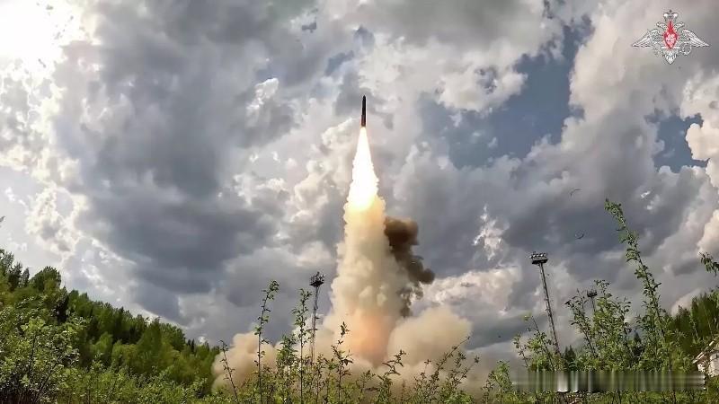 俄国防部8月2日发布通报称，俄军夜间使用空射精确制导武器和攻击无人机，打击了服务