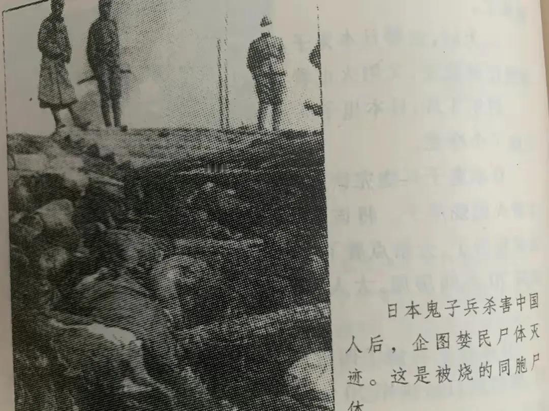 1937年，南京大屠杀期间，一幼童抱住日军的大腿，哭着哀求：“不要割我妈妈的乳房