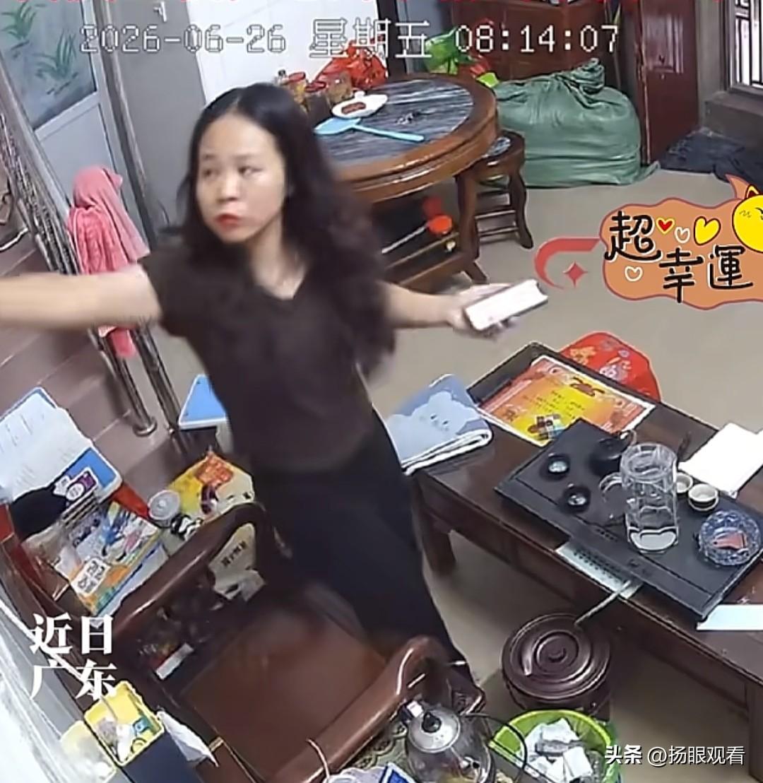 广东汕头，一女子关了吊扇正淮备出门，女子上一秒关闭吊扇下一秒就砸了下来，风扇差点
