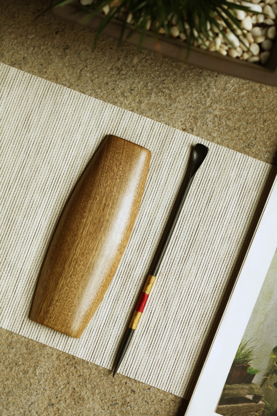 金丝楠 | 茶则一木整挖，金丝流光，置于茶案之上，观赏亦把玩，亦携茶具以作清欢，