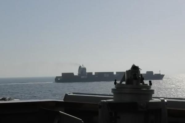 对峙6小时、开火扣押伊朗货轮，美国要泼脏水给中国 ？ 结果中方强硬表态、反将一军