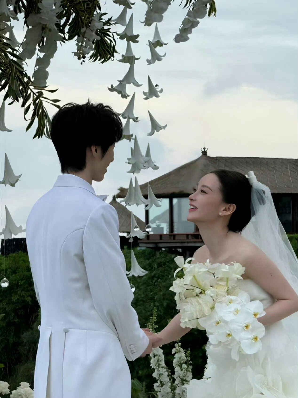 赵磊 因为爱情所以我们选择了结婚赵磊在节目里聊婚姻观也太甜了吧！💖  “结婚不