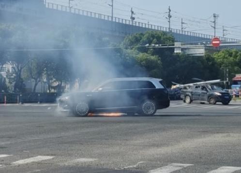 车过闹市，尘烟起，车马如织。