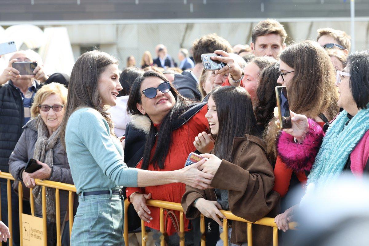 2.24 西班牙王后莱蒂齐亚出席赫罗纳公主基金会相关活动，上衣来自Falcone