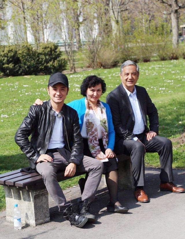 小尼和爸爸妈妈合照，
我觉得长得随爸爸多一点，
你们觉得呢。