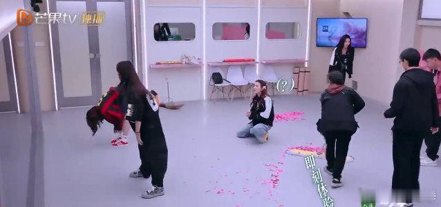 王霏霏[超话]王霏霏铁血教练又回来了乘风2025四公 刚欢迎完就进入训练状态！王