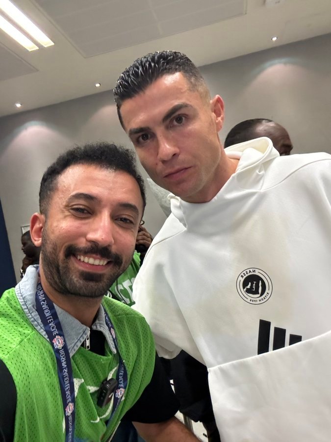 C罗 C 罗和记者的合影 