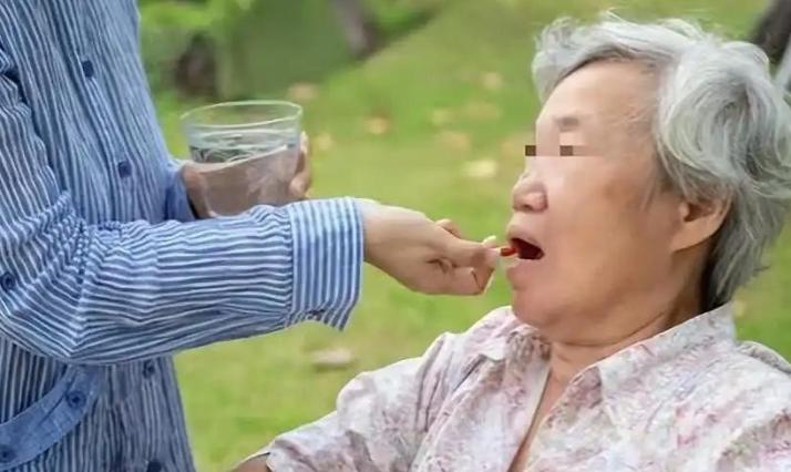 “缺德带冒烟！”北京，老太患老年痴呆，大女儿是她监护人。谁料，小女儿和女婿分6次