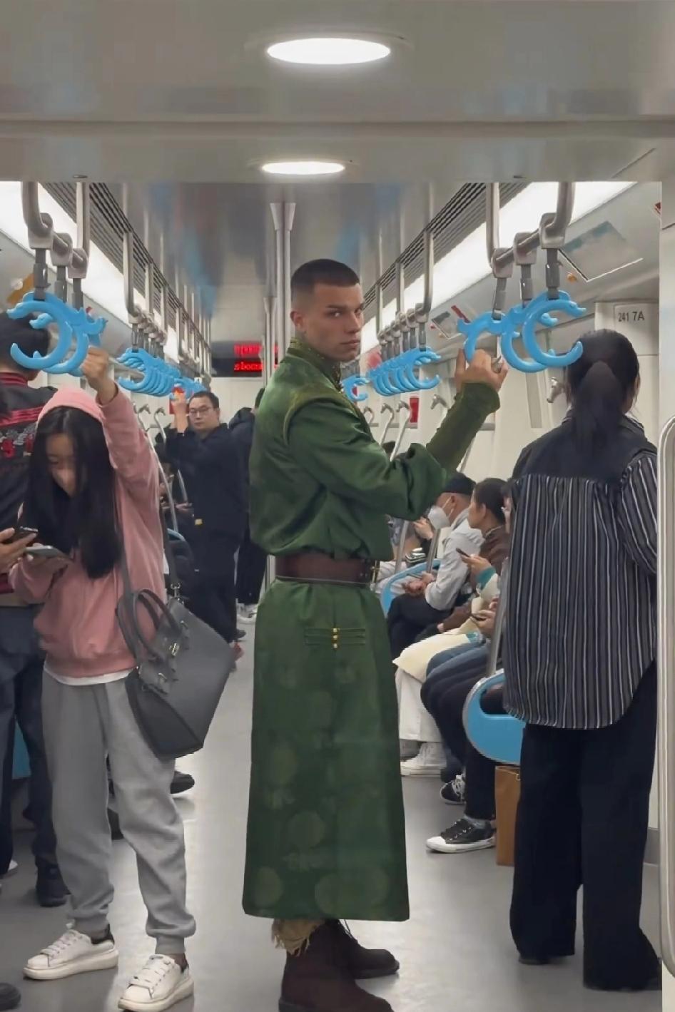 这是什么兵种？没有足够实力，请不要跟他对视，眼神犀利杀气腾腾！
长相是欧美人不是