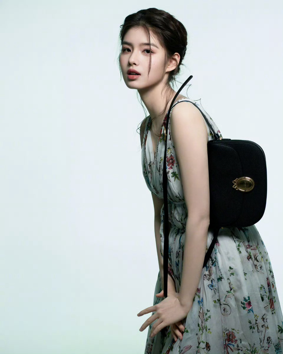发现一枚08年的小仙女艾米，身穿Dior花卉长裙拍摄的一组宣传大片挺不错（P1-