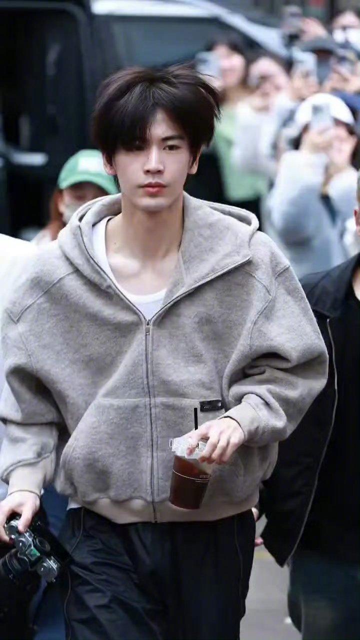 张凌赫今天素颜好性感大帅哥不畏惧素颜顺毛+灰色卫衣妥妥的男大出街春日心动放映季