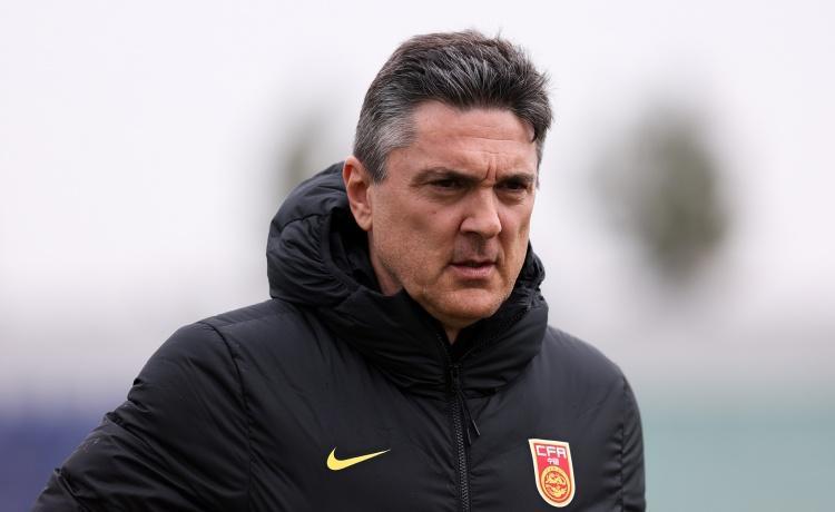 安东尼奥：这场胜利对中国足球是历史性的，发布会上，这位西班牙教头的领带歪了半截，