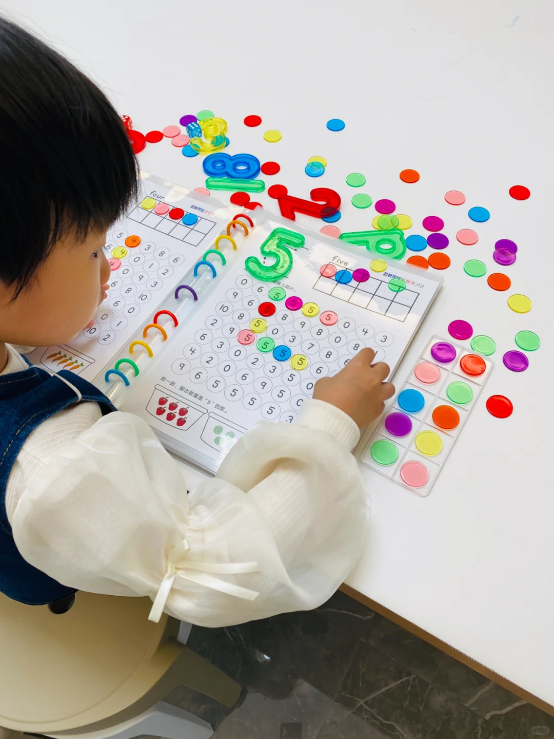 在家轻松早教数学启蒙全套这套，娃玩得认真