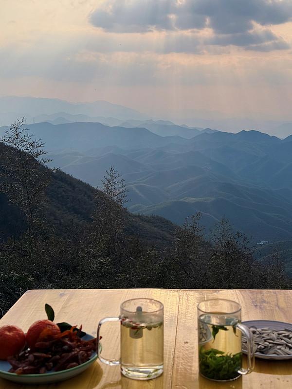 对下联原创
 
1. 煮茶聊天地
把酒话山河
​
2. 煮茶聊天地
观云悟古今