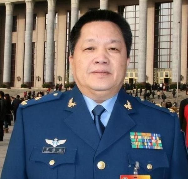 1981年，台湾飞行员黄植诚，驾驶最先进的飞机向大陆投诚，却被后座飞行员察觉，黄