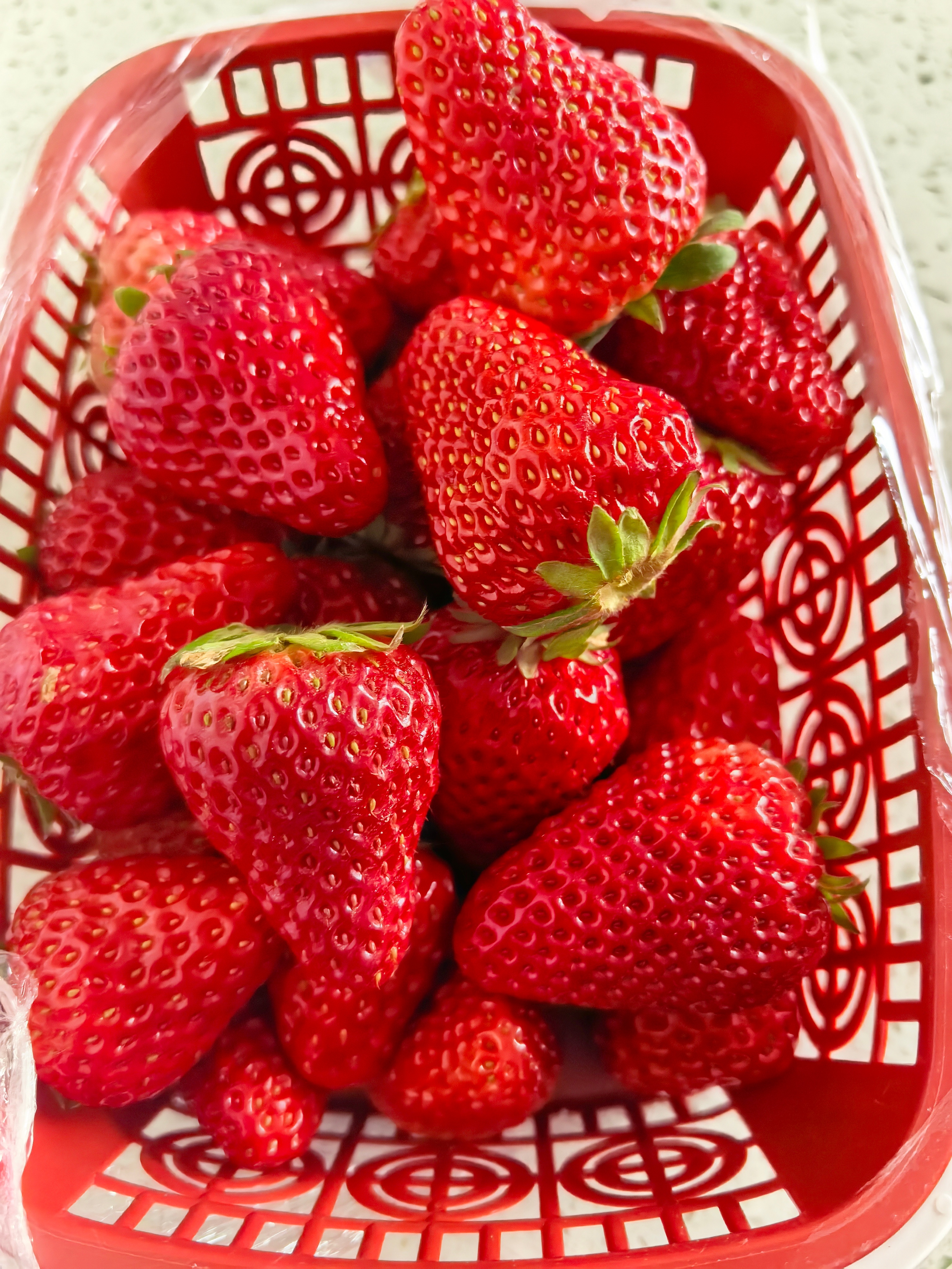 去趟超市转一圈，买盒草莓🍓吃，真好吃耶，很甜🥰 