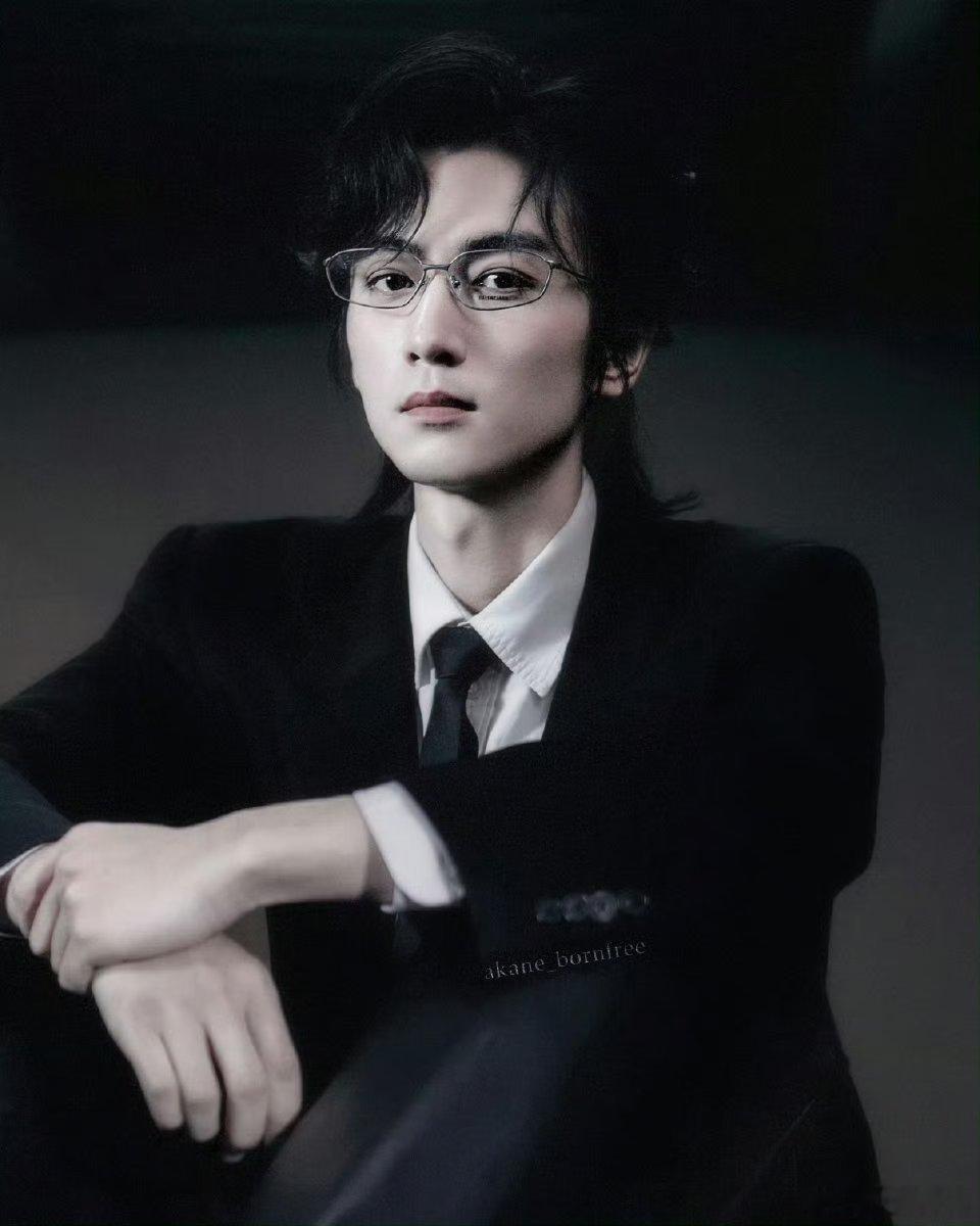 陈晓顶级东方骨相真正的帅哥连后脑勺都是好看的！陈晓这骨相从正面到侧面都无可挑剔，