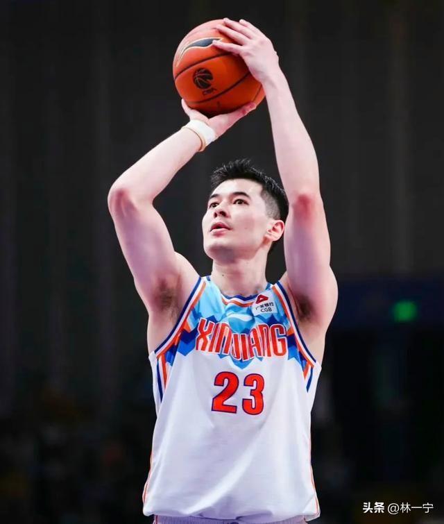 说阿布杜不是新疆队国内球员领袖的，麻烦你睁大眼睛看清楚！

他不是那种只会在场上