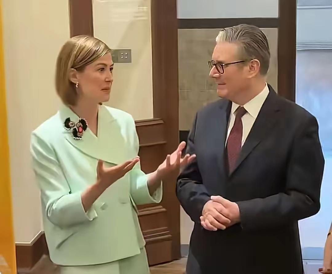 斯塔默你这小子，
​还真是懂事儿啊
​都知道我们
喜欢裴淳华，所以就拉着她在上海