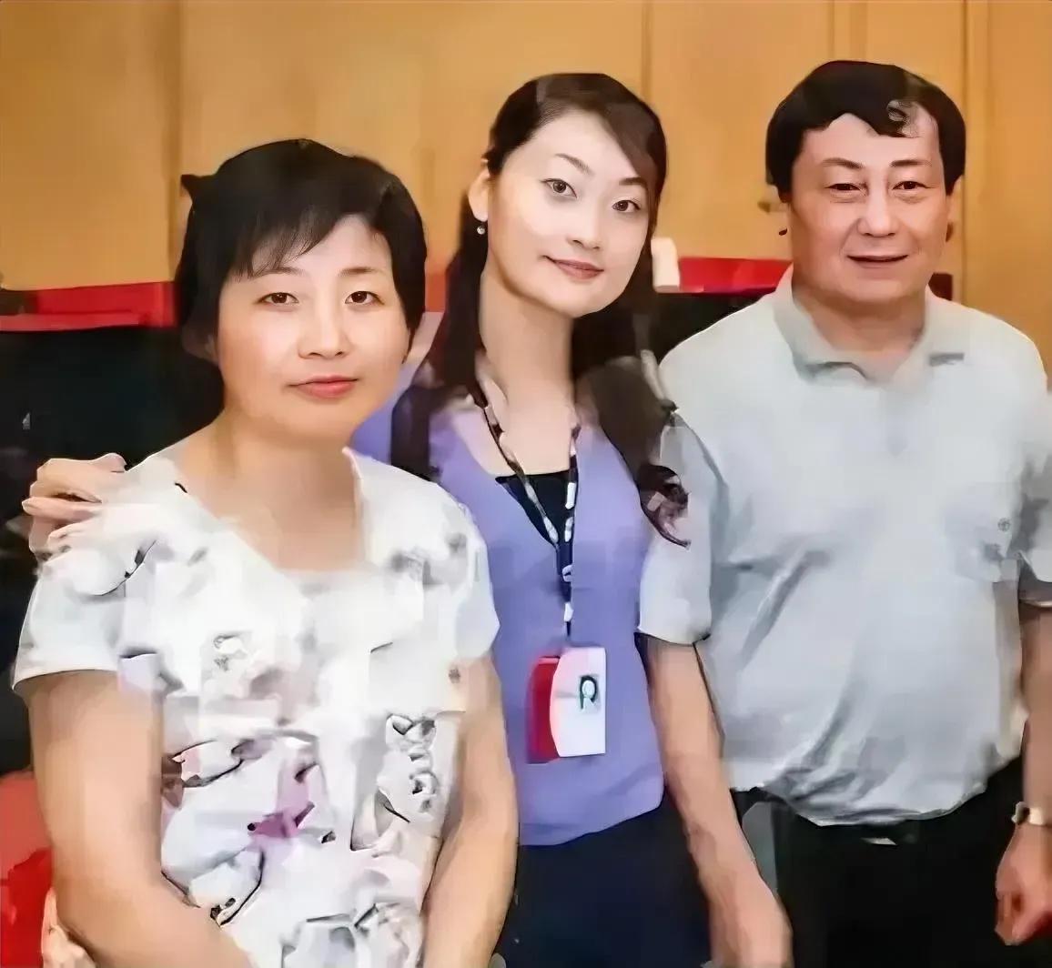 看宗馥莉一家的照片，就知道女人为什么必须有孩子了。父亲每次拍照都有点尴尬心里有愧
