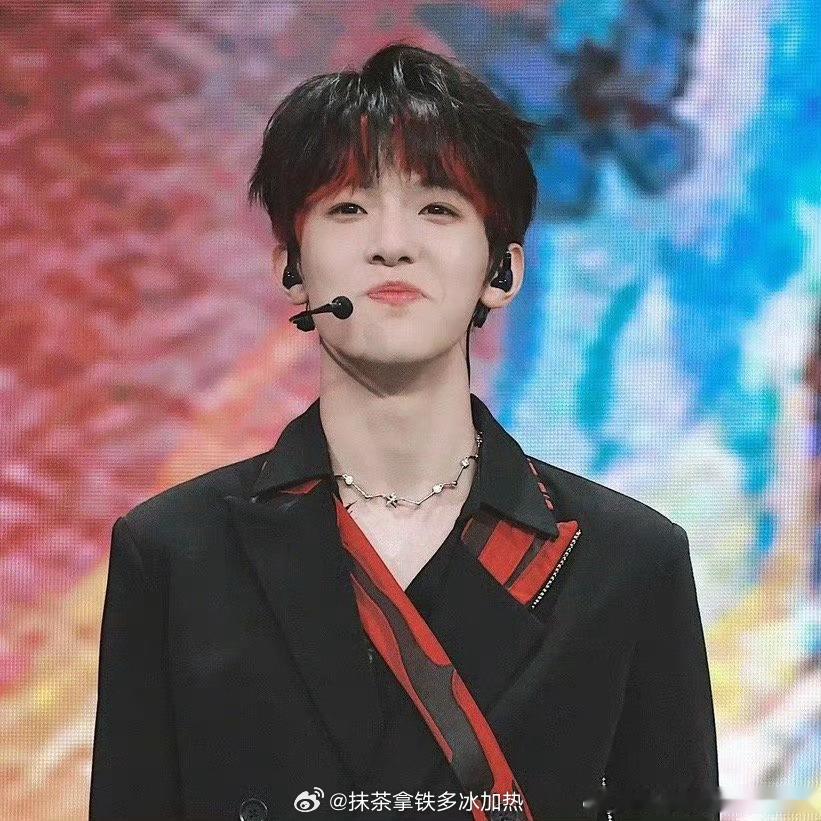 见到好朋友这个男孩就这样不值钱笑 