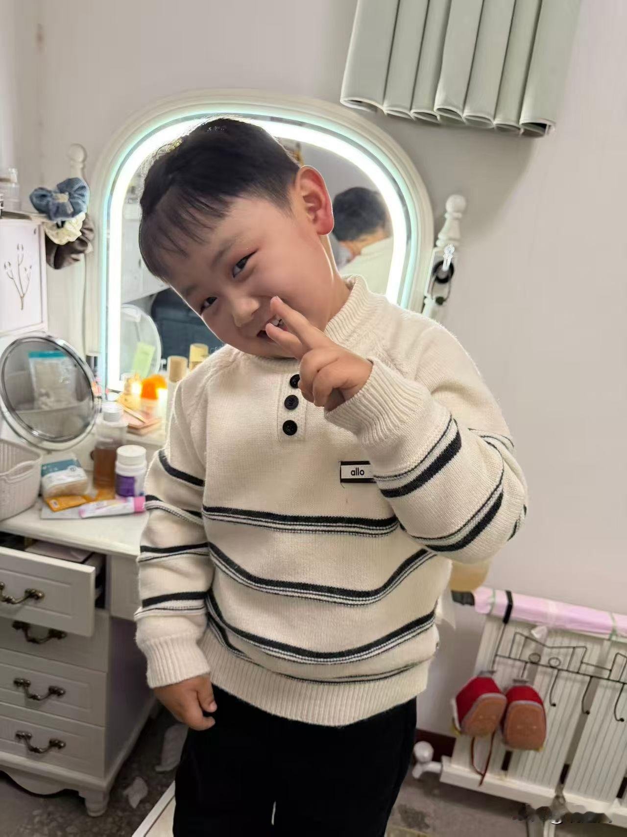 就在刚刚，孙子打来电话。
​爷爷吃早饭了吗吗？
​我说吃了个烧饼。
​孙子说爷爷