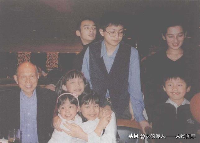 前排左起:霍英东、霍咏欣、霍咏诗、霍咏盈、霍永辉
后排左起:DAMIEN AUB