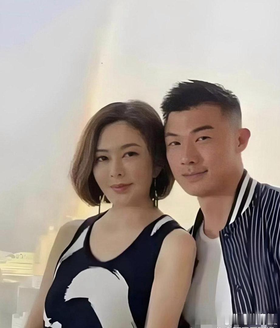 这‏是关之‌‏⁠琳的‍‌新男友，‍是个模特，今年27岁。关﻿﻿之﻿‏琳已经62岁