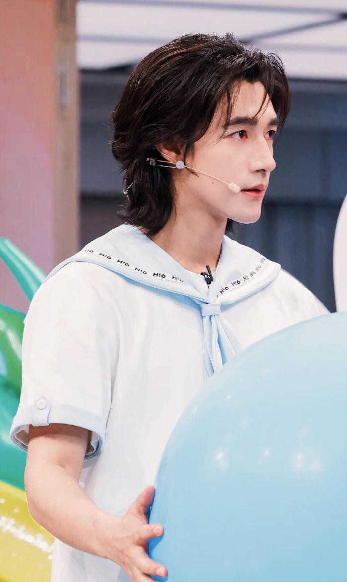此沙 水手服美少女此沙湿发颜值氛围感爆棚，清冷又撩人，简直太心动了！ 
