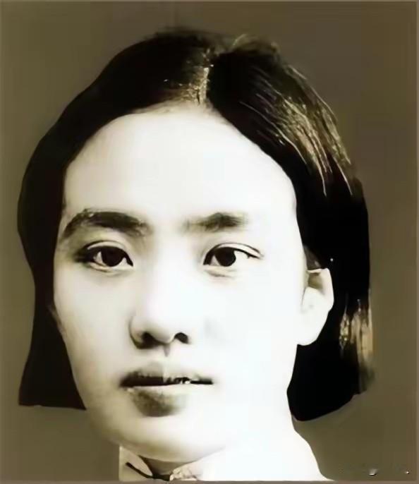 1946年他娶了左权将军的遗孀，新婚夜没给戒指，只递上亡夫的望远镜，用一生守护一