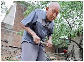 “哭成泪人...真不该啊！”2014年，河南一老人，92岁高龄积攒下的18000