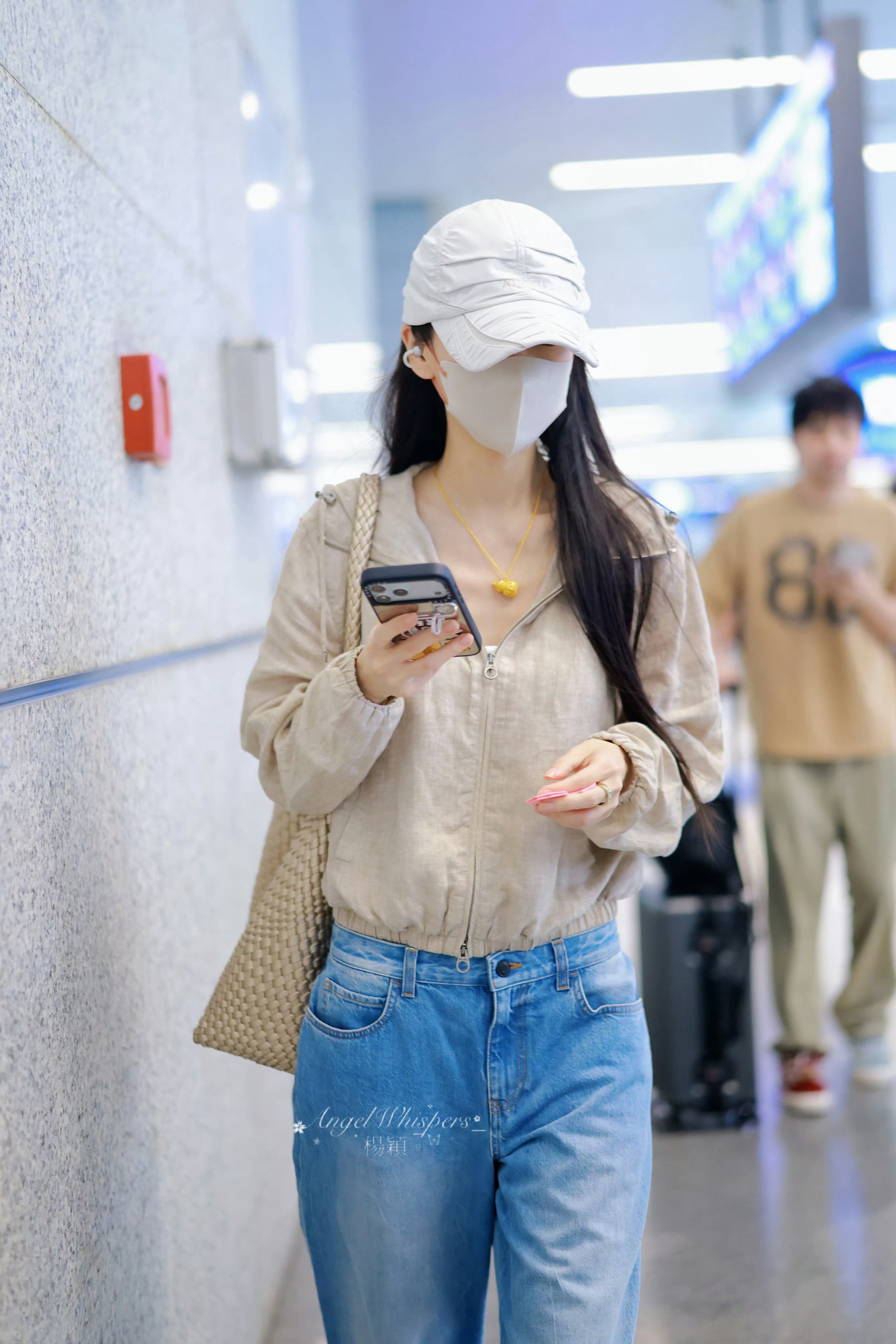 angelababy *杨颖 上海✈️北京是久违的机场图！我鼻今日活动顺利呀～ 