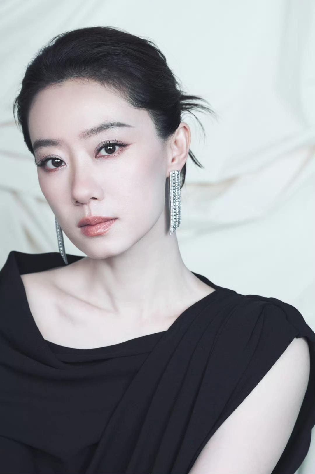 张小斐
与经典色太配了
不管穿白色还是穿黑色
都美得不要不要的
穿黑色高冷
穿白