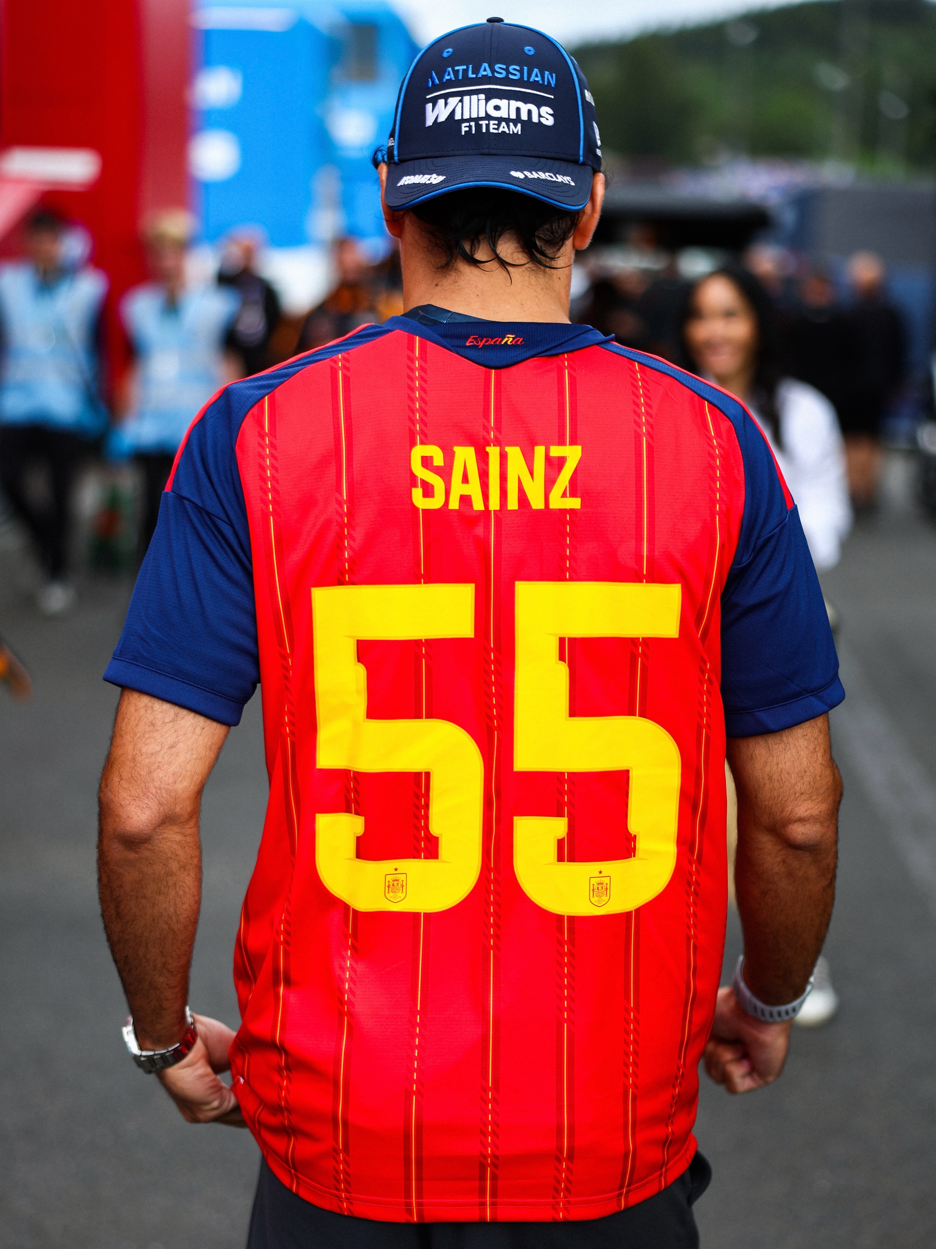 塞恩斯今天抵达围场的穿搭⚽F12026F1比利时大奖赛