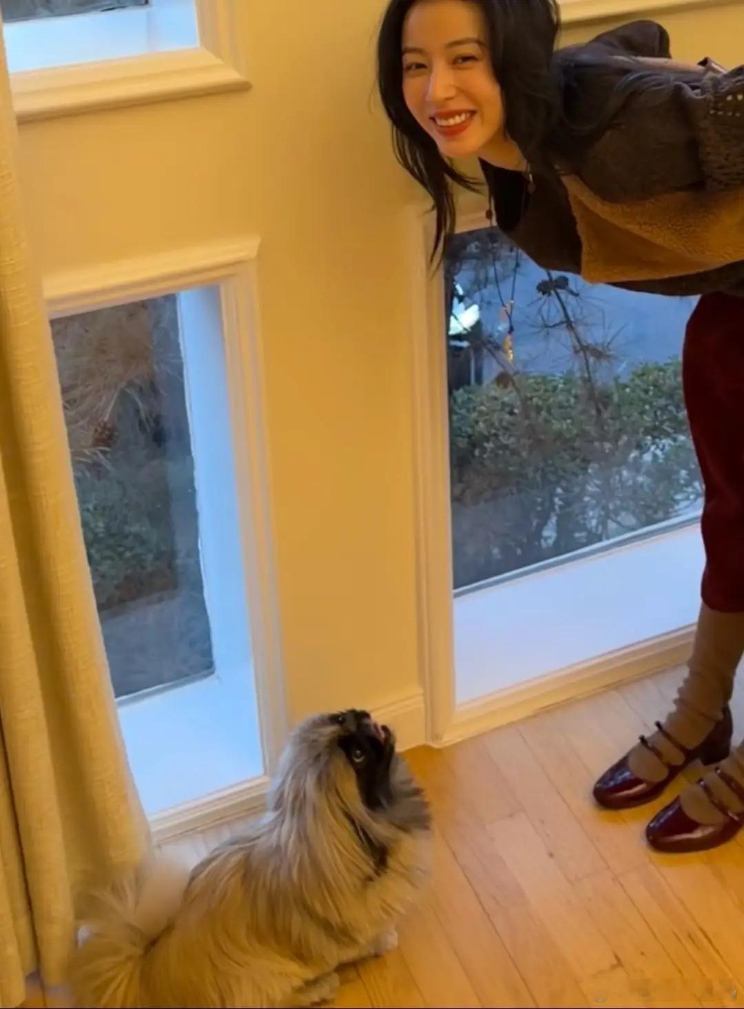 31岁周雨彤搬新家，在北京住独栋别墅，姥姥姥爷过年来看她很慈祥！ 