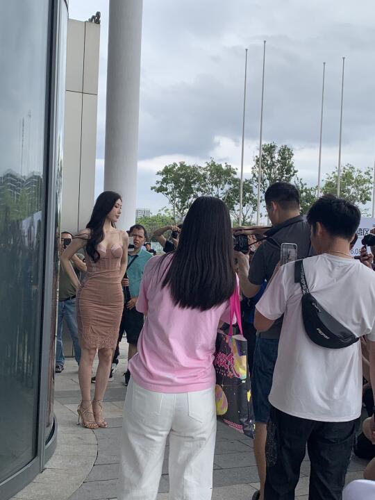 深圳车展，请问这是什么现象？？