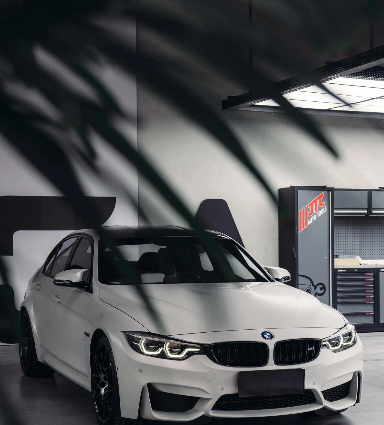 同根不同命！宝马 M3 vs 330Li，性能狂魔还是家用神器？宝马这两款车直接