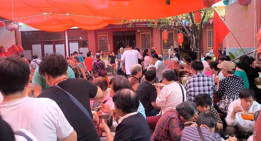 石家庄裕华区孙村今天过庙会，场面真叫一个热闹，庙会上的大锅菜让你看到馋。

​农