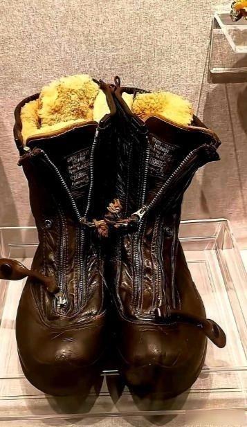 1950年，志愿军缴获了一双美军军靴。东西一拿回来，一群人围着看，半天没人吭声。