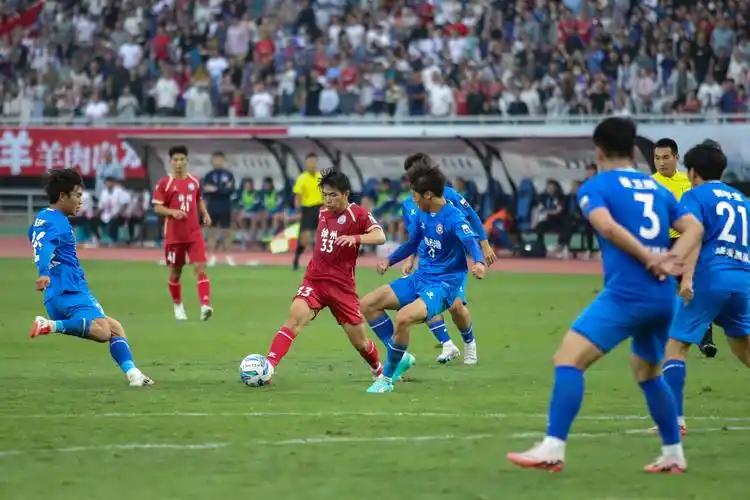 苏超联赛：接下来三轮比赛非常关键，排名榜首的盐城队会压力不小，积分排名随时会有被