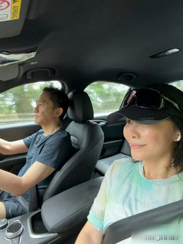 刘嘉玲刚跑完步就下雨，梁朝伟开车来接