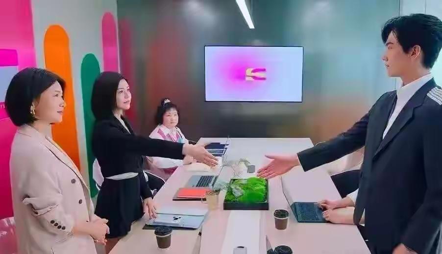 五十多岁的女人姐弟恋稀罕吗


现在姐弟恋真不稀奇，爱情本来就没固定模样。

