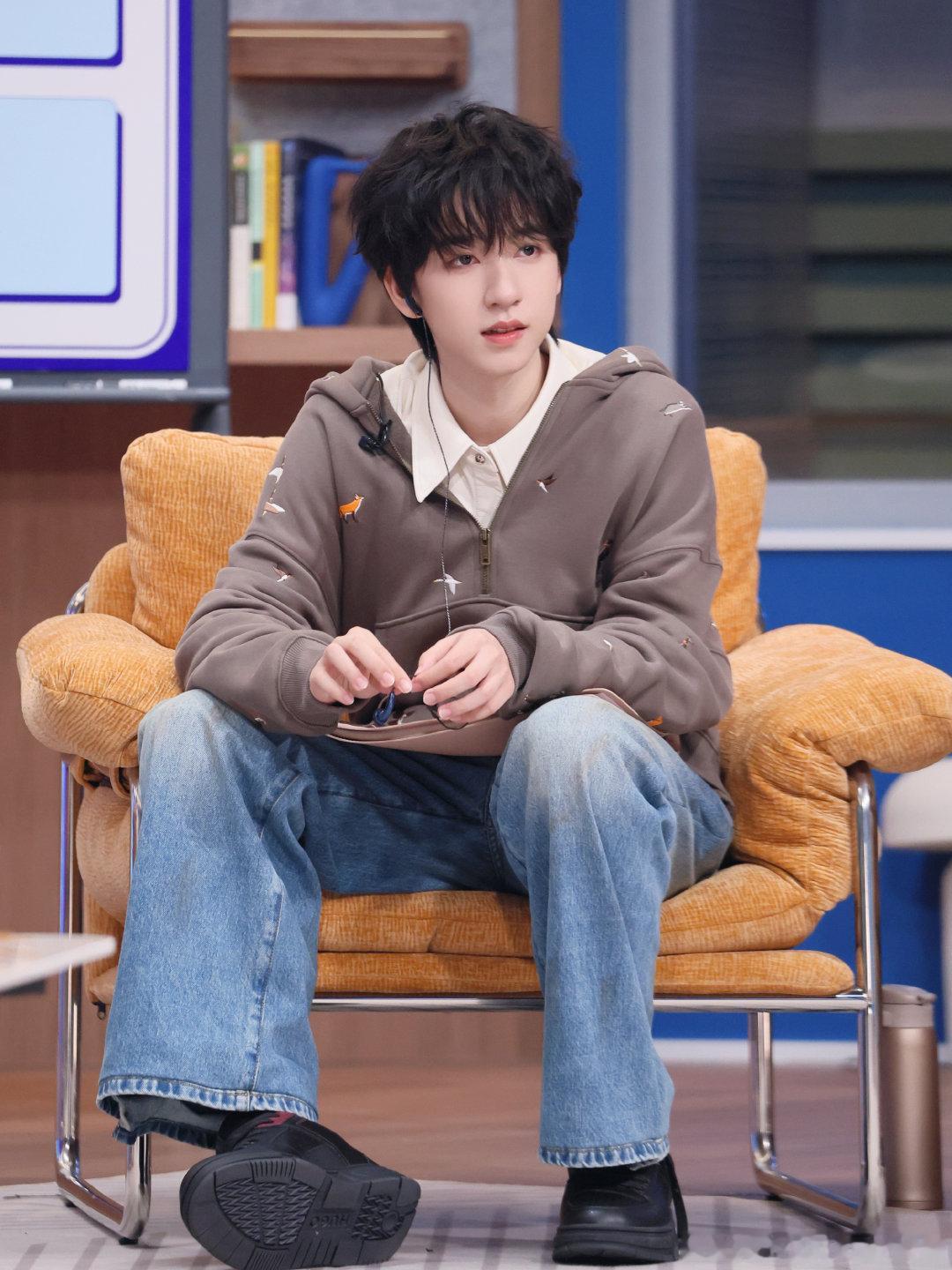 贺峻霖说终极课题来了贺峻霖棕色刺绣卫衣贺峻霖：终极课题！来了！ 贺峻霖《令人心动