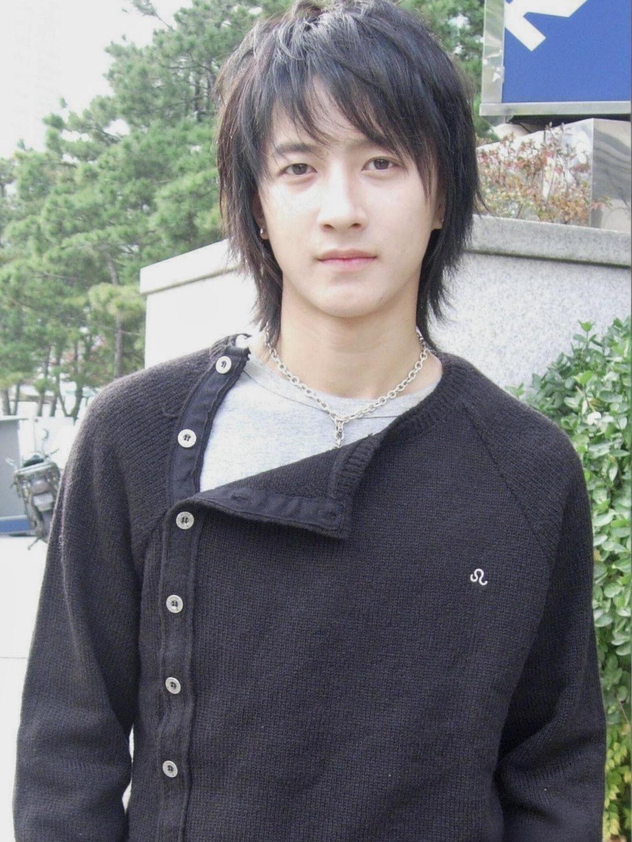 你喜欢的第一个明星是谁？

我喜欢的第一个明星有点不好意思说。

不是因为他不好