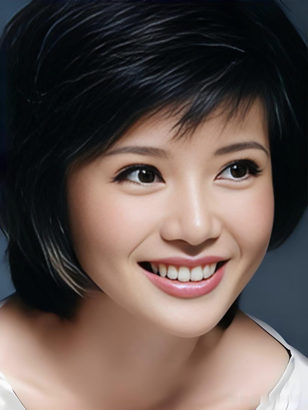 程愫，实力派女演员，以军旅剧走红。她低调坚韧，独自抚养儿子，深耕戏剧教育。历经风