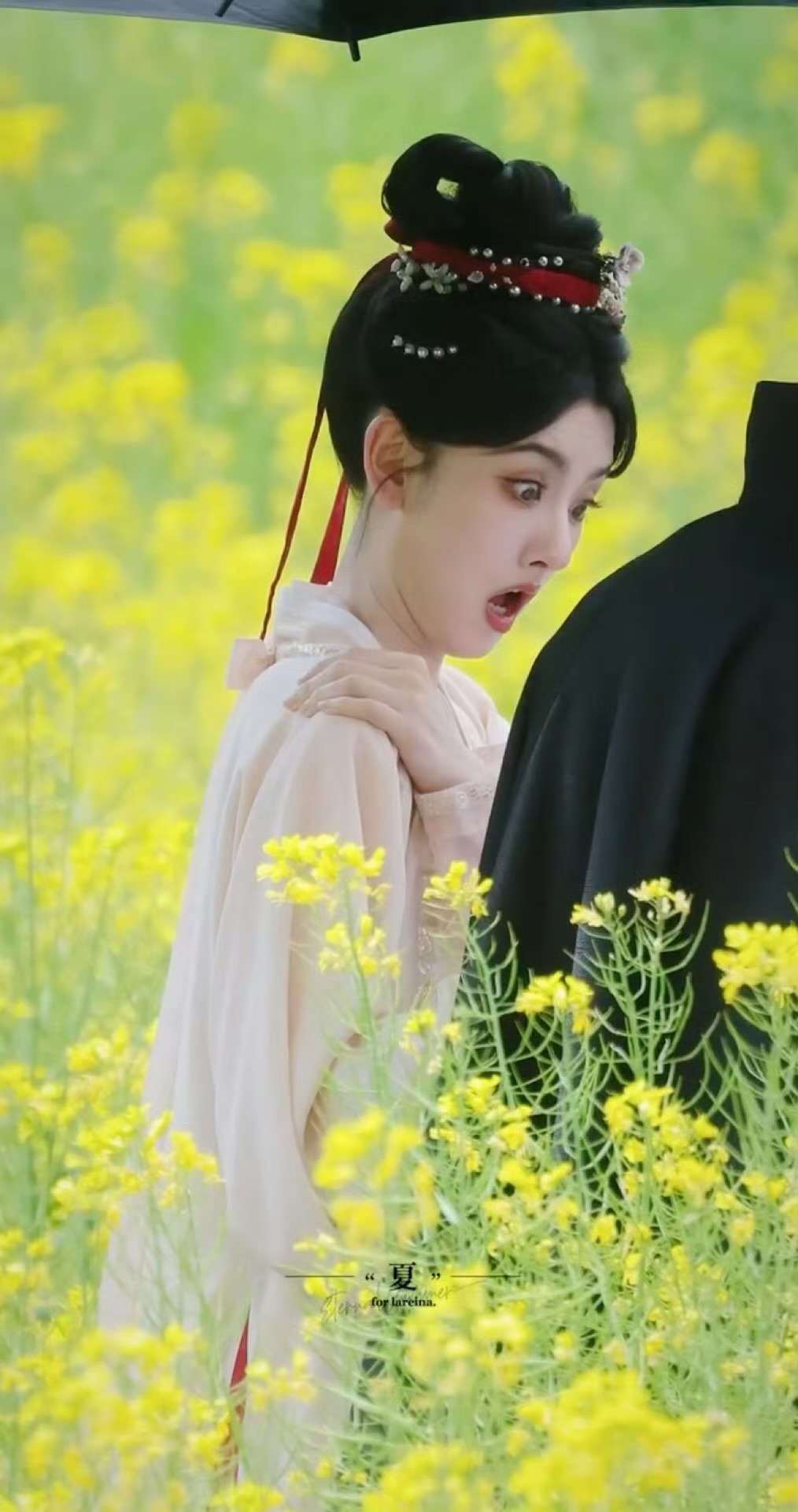 宋祖儿看到什么了？眯着眼睛歪头看剧本和不知道看到什么瞪大双眼的祖儿，太可爱了！ 