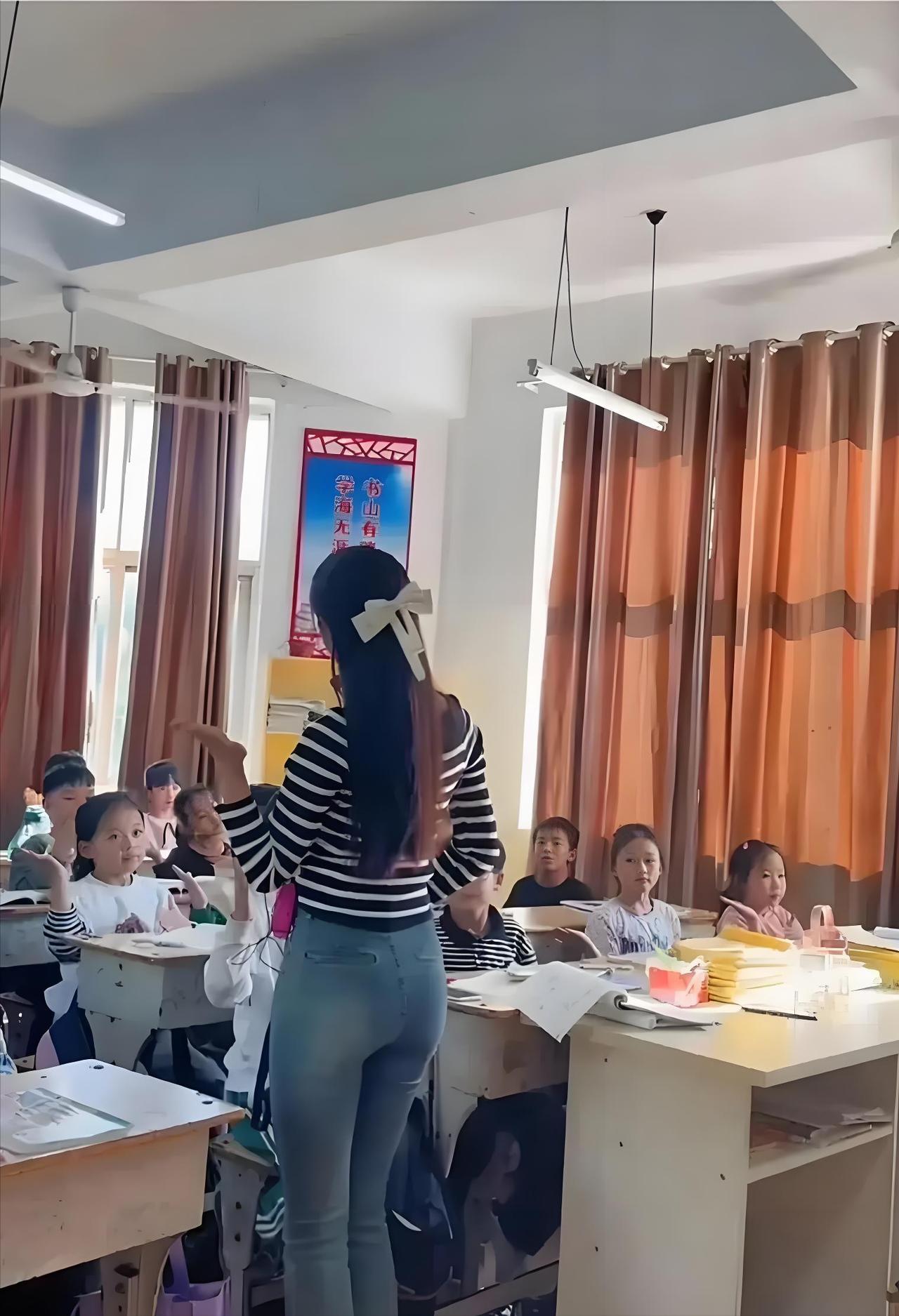 贵州，一小学老师在上课时3次看到一名男生趴在同桌女生的大腿上，女生都未作任何反对