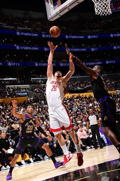 乌度卡谈申京表现：“我认为他在杀入内线时有些犹豫。当对手用大个子防守杜兰特，并且