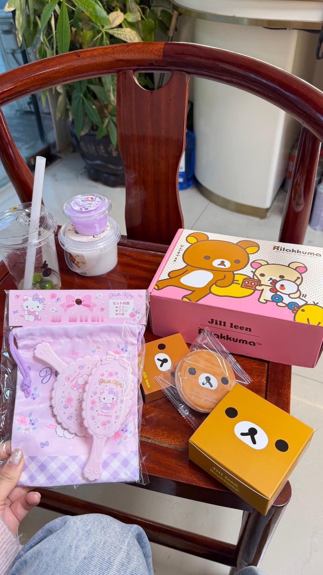 拆快递好幸福呀！🛍️ 